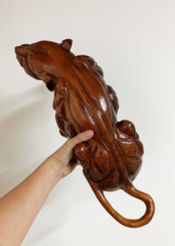 Groot houten beeld van een aanvallende kat-achtig.  Vintage sculptuur - tijger?