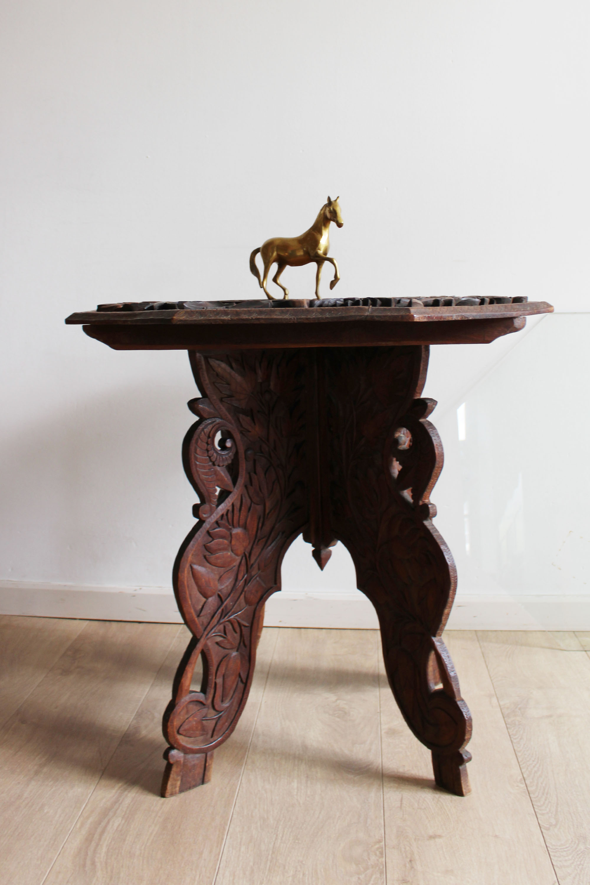 Prachtig Oosters tafeltje met houtsnijwerk. Houten vintage Boho bijzet tafel.