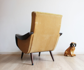 Te gekke vintage fauteuil op slanke pootjes. Retro Mid Century  design stoel