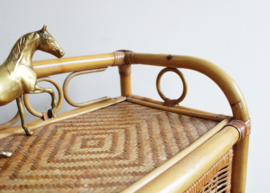 Rotan vintage kastje met 3 lades. Boho nachtkastje / retro ladekast