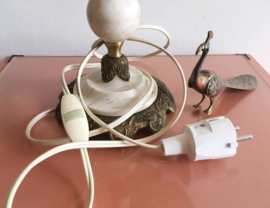 Vintage lamp op albast/marmeren voet. Kitsch tafellamp met geplooide kap