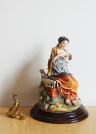 Groot vintage beeld van Scaggiari, Capodimonte. Moeder met baby, Madonna?