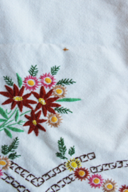 Set handgeborduurde vintage tafelkleden. Retro kleed met bloemen.