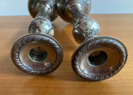 Set zilverkleurige vintage kandelaars. Twee antieke (?) kaarsen houders