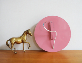 Knal roze vintage wandlamp. Circkelvormige lamp voor aan de muur.