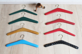 8 vintage kledinghangers met skai leer. Set retro kleerhangers / kapstokjes
