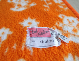 Oranje/witte vintage babydeken van dralon. Retro spreitje / deken, vegan.