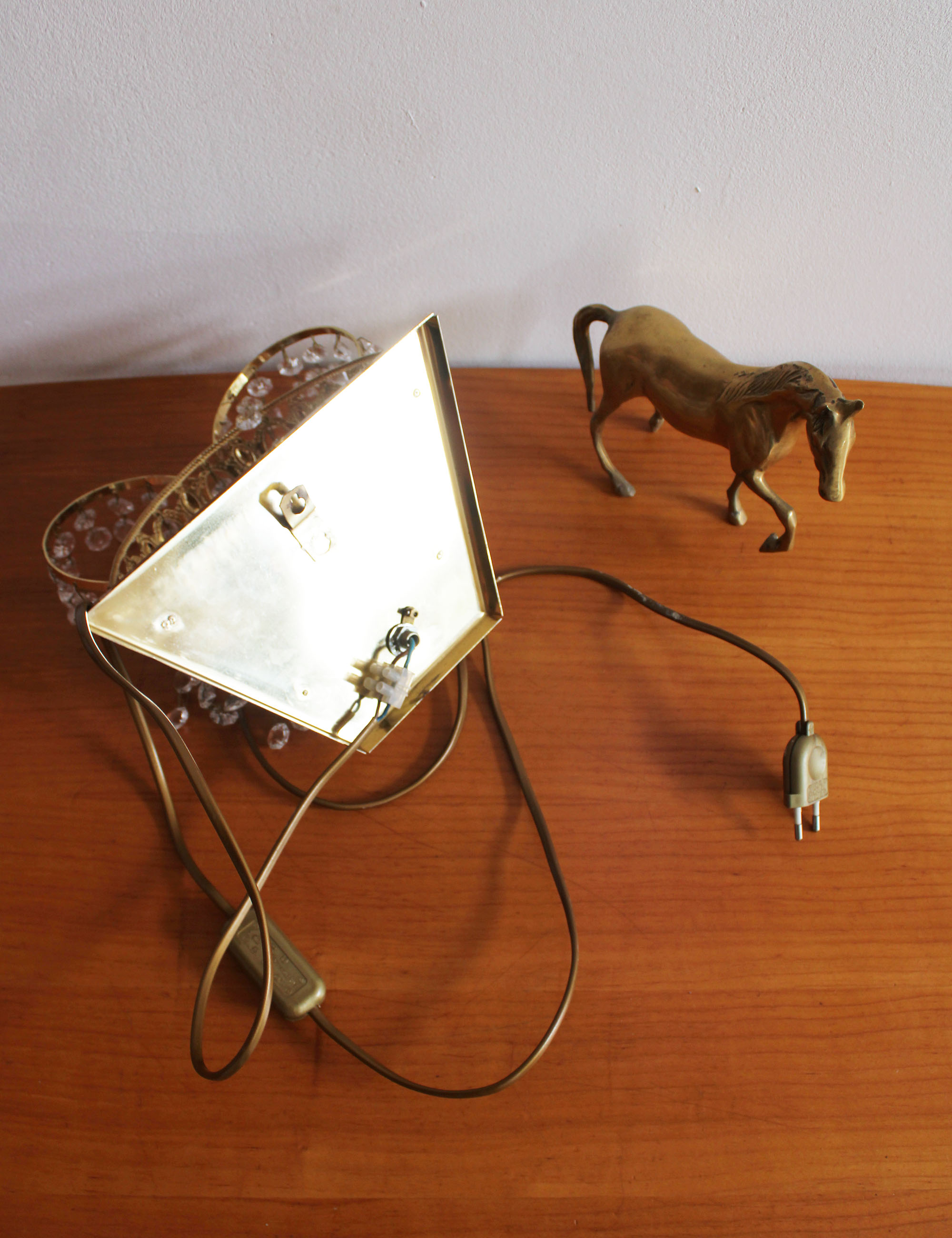 Goudkleurig vintage wandlampje met pegeltjes. Hollywood Regency stijl lamp
