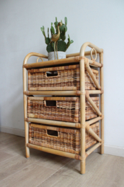 Rotan vintage kastje met 3 lades. Boho nachtkastje / retro ladekast