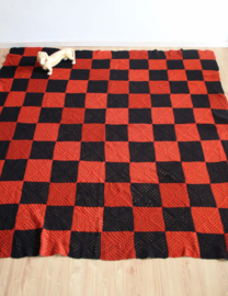 Zwart / oranje rood geblokte vintage sprei. Handgemaakte retro lapjes deken/ plaid