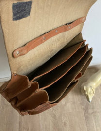 Bruin lederen vintage schooltas. Retro boekentas / aktetas van leer.