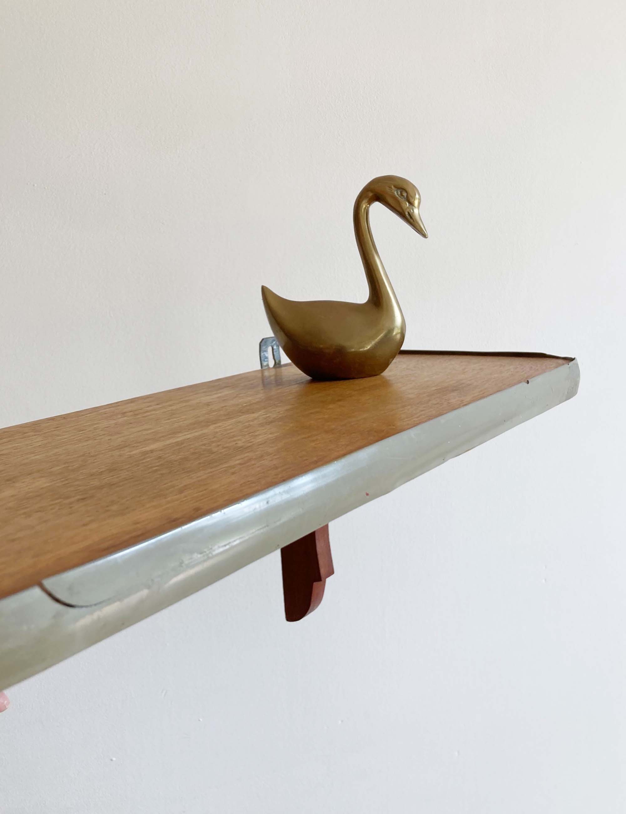 Houten vintage schapje. Retro plankje voor aan de wand