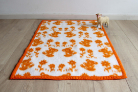 Oranje/witte vintage babydeken van dralon. Retro spreitje / deken, vegan.