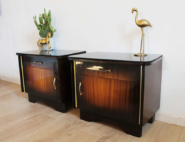 Set houten vintage nachtkastjes met zwart glas. Twee Art Deco stijl retro kastjes