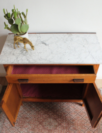 Antieke houten commode met marmeren blad. Vintage kast / Art Deco dressoir
