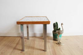 Vintage tafeltje met tegeltjes blad. Retro plantentafel/bijzettafel