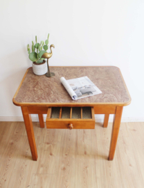 Houten vintage tafel met bijzonder blad. Retro eet/keukentafel met lade