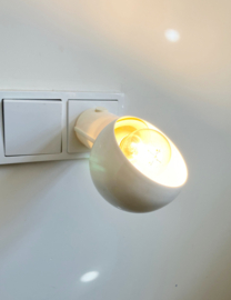 Wit vintage stekkerlampje, vermoedelijk Vrieland Design. Retro lamp / spotje