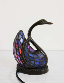 Sfeervol Tiffany stijl zwanenlampje.  Tafellamp in de vorm van een zwaan
