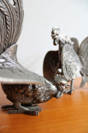 Prachtige vintage kemphanen / vogels. Set vechtende hanen. verzilverd?