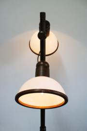 Houten vintage vloerlamp met witte kappen. Retro design lamp - Steinhauer