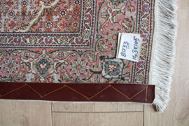 Handgemaakt Oosters tapijt met bloemen.  Authentiek vintage kleed in o.a. roze