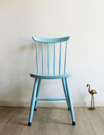 Blauwe vintage spijlenstoel. Houten retro stoel met Scandinavisch tintje