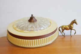 Vintage plafondlamp met houtlook details. Mid Century retro design lamp.