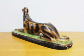 Groot gipsen beeld van een windhond. Vintage honden beeld - Art Deco stijl