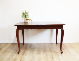 Vintage eettafel met uitschuifbaar blad. Sierlijke houten retro tafel.