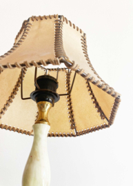 Vintage lampje op albasten marmerlook voet. Authentiek lamp met originele kap.