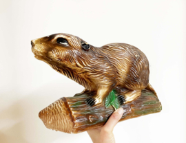 Groot gipsen vintage beeld van een bever. Vintage dieren beeld - Canada