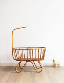 Vintage rotan poppenwieg met piekstok. Retro bedje voor de pop, Rohe?
