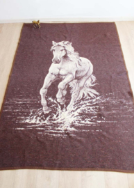 Bruine vintage deken met paard. Retro vegan sprei van dralon