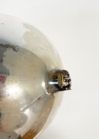 Grote glazen vintage kerstbal. Antieke zilvere kerstversiering