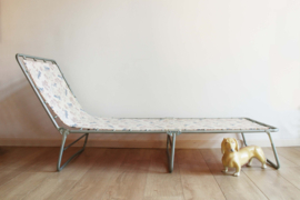 Vintage stretcher met bloemen. Retro veldbed / opklap bed