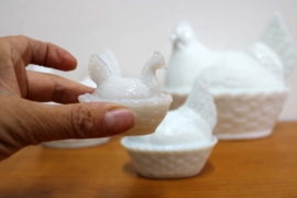 Set melkglazen kippen schalen. Vier wit glazen bakjes - kip-op-nest / Hen-on-nest