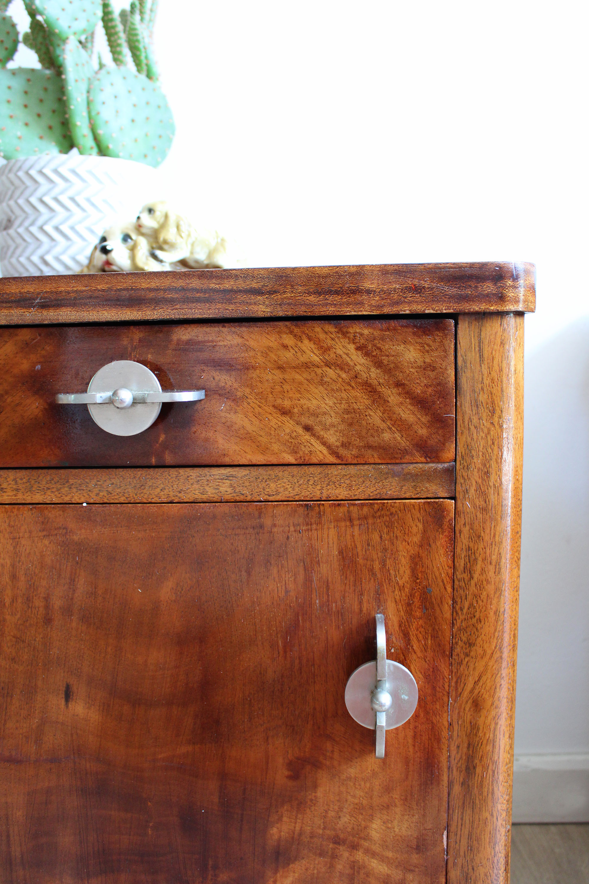 Set houten vintage nachtkastjes. Twee Art Deco stijl retro kastjes