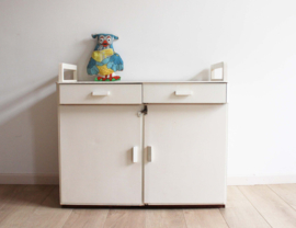 Houten vintage commode. Witte retro kinderkamer kast