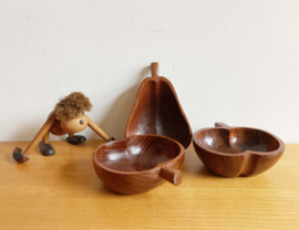 Set teak houten schaaltjes, 2 appels en een peer. Drie vintage fruit bakjes