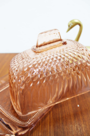 Vintage botervloot van roze glas. Art Deco stijl kaasstolp