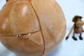 Lederen vintage medicijnbal. Grote zware retro bal van leer