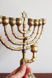 Joodse vintage kandelaar. Goudkleurige Chanoekia met Davidsster (Menorah))