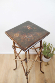 Boho vintage plantentafel. Hoog bamboe tafeltje.