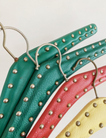 4 vintage kledinghangers, skai leer. Set retro kleerhangers / kapstokjes