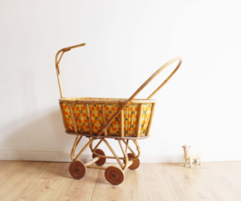 Rieten vintage poppenwagen. Retro rotan wandelwagen