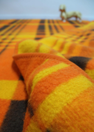 Grote geblokte vintage deken van dralon. Oranje/ gele retro vegan sprei