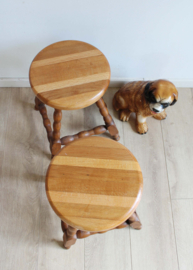Set houten vintage krukjes. Twee tafeltjes / krukken met gedraaide poten
