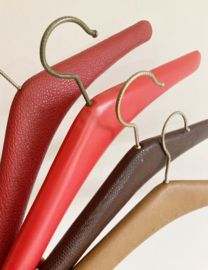 4 vintage kledinghangers, skai leer. Set retro kleerhangers / kapstokjes