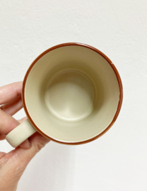 Set vintage theekoppen met vlinders. Twee aardewerk retro kopjes / mokken